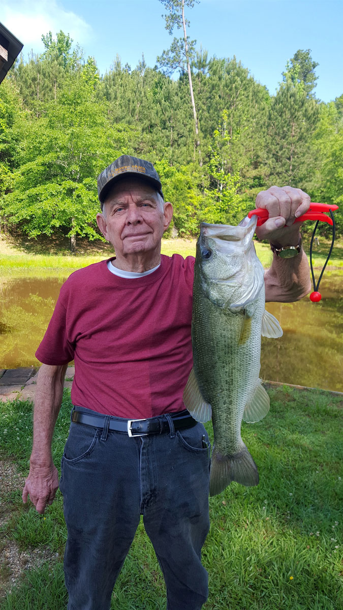 If you can't find Florida shiners, jumbo minnows — 2½ to 3 inches — will  work, as Jack Giles proved with this 8-pounder. - Mississippi Sportsman